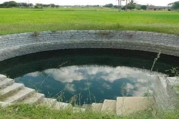 சிறுமியைக் காப்பாற்ற கிணற்றில் குதித்த தாய்; இருவரும் உயிரிழப்பு