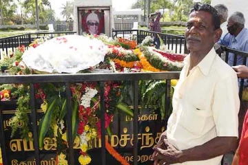 சிறுவனாக இருந்த போது எம்.ஜி.ஆர் செய்த காரியம்: சமாதியில் 34 வருடமாக அஞ்சலி செலுத்தும் தீவிர ரசிகர்