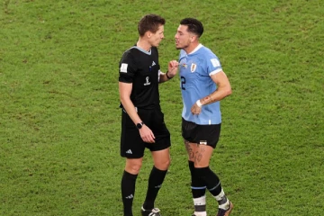 உலக கோப்பை கால்பந்தில் நடுவரிடம் அத்துமீறிய உருகுவே வீரர்: 15 போட்டிகளில் விளையாட FIFA தடை