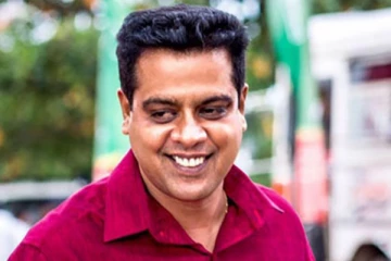 රාජ්‍ය ඇමති සනත් නිශාන්තගේ ජීප් රථයේ සිව්දරු පියෙක් ගැටෙයි..ඔහුට බරපතලයි..