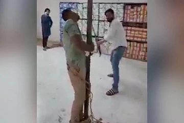 திருடியதாக குற்றம் சாட்டி ஊழியர் இரும்பு கம்பியால் அடித்து கொலை: பதறவைக்கும் வீடியோ