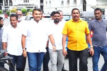 கைதான தம்பியை காண பரிவாரங்களுடன் சென்ற நாமல் ராஜபக்ஷ