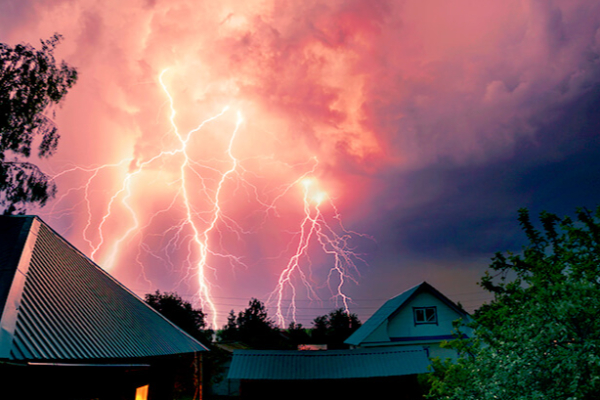 மின்னல் தாக்கி தீப்பிடித்து எரிந்த வீடு | House Struck By Lightning And Set On Fire மின்னல் தாக்கி தீப்பிடித்து எரிந்த வீடு | House Struck By Lightning And Set On Fire
