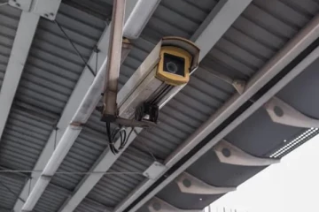 தாய்க்கு லட்டு கொடுத்து குழந்தையைக் கடத்திய நபர்: வலைவீசி தேடும் பொலிசார்