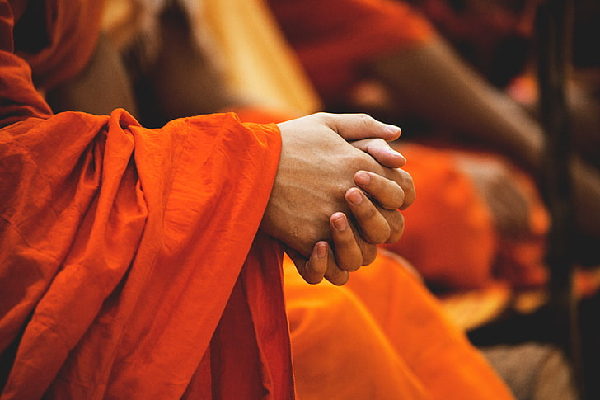 பௌத்த பிக்குகளை காதல் வலையில் சிக்க வைத்து பணம் பறித்த பெண் கைது | Thai Woman Arrested For Blackmailing Monks