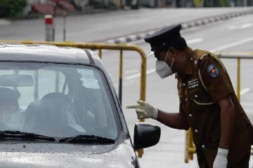 சொகுசு காரில் சிக்கிய யாழ் மற்றும் வவுனியா ஜோடிகள்!