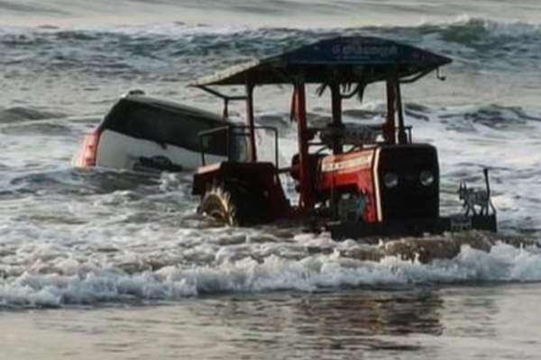 கடலுக்குள் கார் ஓட்டிய கும்பல் ; கூகுள் மேப்பால் விபரீதம் | Gang That Drove A Car Into The Sea