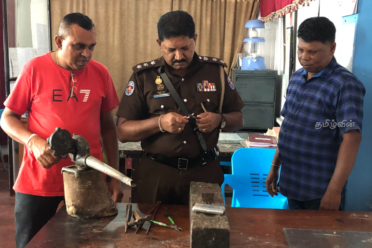 போலி தங்க நகைகளை மனைவிடம் கொடுத்து மோசடி செய்தவர் கைது..! 9 மாதங்களாக பொலிஸார் நடத்திய தேடுதல் வேட்டை | Man Caught In Gold Jewelry Scam