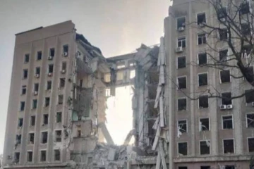 உக்ரைனில் அரசு கட்டிடத்தை ஏவுகணைகளால் தாக்கி தவிடுபொடியாக்கிய ரஷ்யா! வீடியோ ஆதாரம்