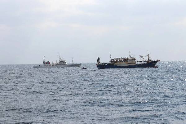 ஜப்பானின் திடீர் கைது நடவடிக்கை: நடுக்கடலில் நடந்த பரபரப்பு! | Japan Seizes Chinese Fishing Vessel