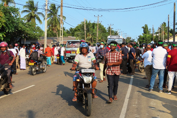 இருண்டது நாடு வறண்டது வயிறு- மாபெரும் போராட்டம் கிழக்கில்! - ஐபிசி தமிழ்