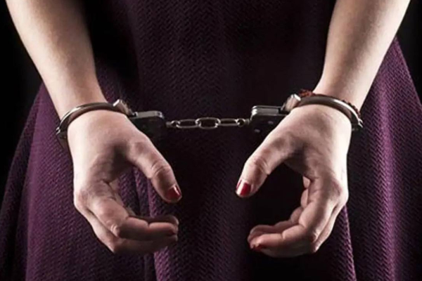 பாடசாலை மாணவர்களுக்கு பெண் விற்பனை செய்த ஆபத்தான பொருள் | Woman Sold Dangerous Item To School Students