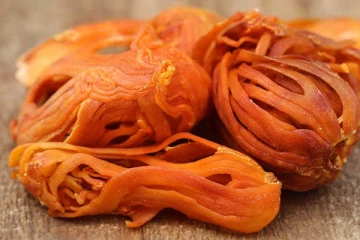 ஜாதிக்காயில் உள்ள ஜாதிப்பத்திரி பூவை சாப்பிடாமல் தூக்கி போடுறீங்களா? அதுல இருக்க சீக்ரெட் இதோ