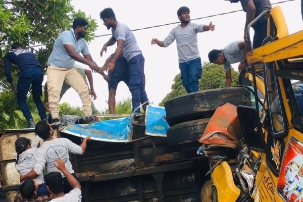 யாழ் முகமாலையில் கோர விபத்து; 46 பேர் படுகாயம்(Photos) | 25 Injured In Vehicle Accident