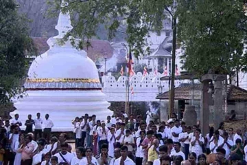 கண்டியில் தலையில் எண்ணெய் தேய்க்கும் அரச உற்சவம்!