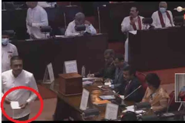 வாக்குச்சீட்டை  தூக்கி  காண்பித்த எம்.பி!