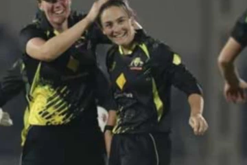 කඩුළු ත්‍රිත්වයක් ලබාගත් ඕස්ට්‍රේලියානු ක්‍රීඩිකාව