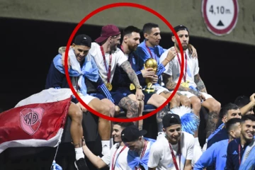 மெஸ்ஸியின் கழுத்துக்கு வந்த மின் கம்பி., வரவேற்பு பேரணியில் விபத்திலிருந்து தப்பிய வீரர்கள்