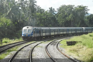 அதிகாரிகள் அசமந்தம்; யாழில் மக்களுக்கு ஆபத்தாகும் புகையிரத கடவைகள்!