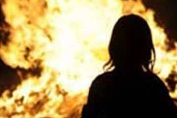 තම ශරීරයට ගිනි තබා ගනිමින් තරුණියක් සියදිවි නසාගනී..!