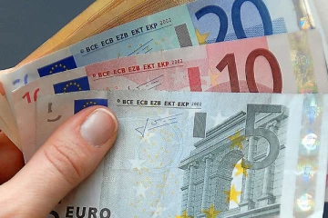 பெரும் தொகை  வெளிநாட்டு நாணயத்தாள்களுடன் சிக்கிய நபர்கள்