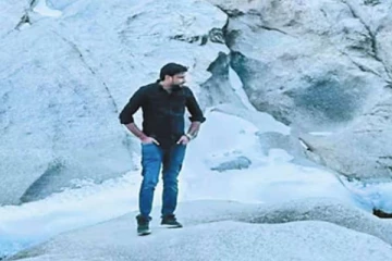 ஐஸ்கட்டி அருகே போட்டோ எடுத்த இளைஞர் ஆற்றில் அடித்துச் சென்று மரணம்