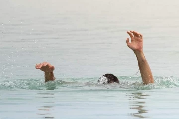 18 மணிநேரம் கடலில் தத்தளித்த நபர்: கரம் கொடுத்த கடற்படை (Video)