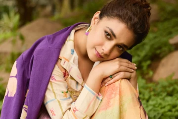 கீர்த்தி சுரேஷ் ப்ரோமோஷன் நிகழ்ச்சிக்கு வித்தியாசமான உடையில் வந்த ஸ்டில்கள்