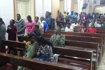 இலங்கையில் அதிசயம்: மாதா சிலை கண்ணில் இருந்து கசிந்த இரத்த கண்ணீர்! குவியும் மக்கள்