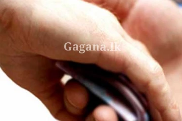 රාජ්‍ය නිළධාරියෙක් අල්ලස් ගෙන 5000ක මුදල් නෝට්ටුවක් ගිල දාලා.