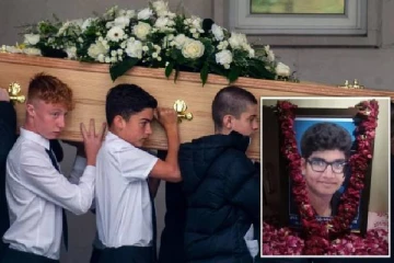 இந்திய வம்சாவளி சிறுவனுக்கு லண்டனில் நண்பர்கள் அளித்த இறுதி மரியாதை: நெஞ்சை உலுக்கும் புகைப்படம்