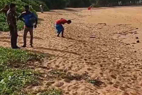 களுத்துறை கடற்கரையில் இருந்து கரை ஒதுங்கிய மர்மப் பொதி ; தீவிர விசாரணையில் பொலிஸார் | Suspicious Drug Package Recovered Kalutara Beach களுத்துறை கடற்கரையில் இருந்து கரை ஒதுங்கிய மர்மப் பொதி ; தீவிர விசாரணையில் பொலிஸார் | Suspicious Drug Package Recovered Kalutara Beach