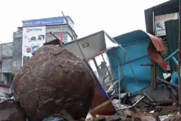 பதுளையில் கடைக்குள் புகுந்த பாரிய கற்கள்: அதிஷ்டவசமாக உயிர் தப்பிய நபர்கள்!