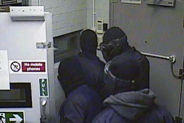 திருடப்பட்ட பல மில்லியன் பவுண்டுகள்; இங்கிலாந்தில் 20 ஆண்டுகளாக தேடப்படும் நபர்! | Tonbridge Robbery Man Wanted In Uk For 20 Years