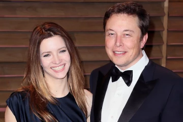 அவுஸ்திரேலியா இளம்பெண்ணிடம்  காதலில் விழுந்த எலன் மஸ்க்!