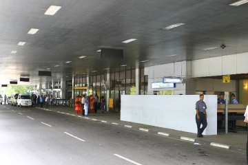 விமான நிலையத்தில் ​​தலைமுடி சாயங்களுக்குள் சிக்கிய பெருந்தொகை போதை மாத்திரைகள்