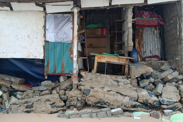 திருகோணமலையில் கடல் கடும் சீற்றம்; வீதிக்கு வரும் படகுகள்; மீனவர்கள் கவலை | The Sea Is Extremely Rough In Trincomalee திருகோணமலையில் கடல் கடும் சீற்றம்; வீதிக்கு வரும் படகுகள்; மீனவர்கள் கவலை | The Sea Is Extremely Rough In Trincomalee