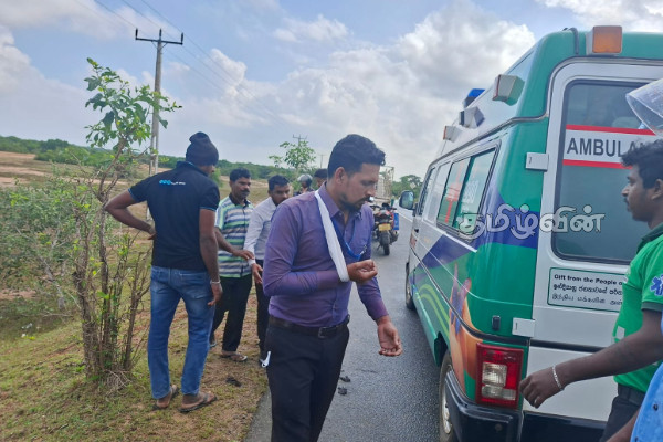 வேகக் கட்டுப்பாட்டை இழந்து விபத்திற்கு உள்ளான வாகனம் - மூவர் வைத்தியசாலையில் | Vehicle Loses Control In Accident Three Injured வேகக் கட்டுப்பாட்டை இழந்து விபத்திற்கு உள்ளான வாகனம் - மூவர் வைத்தியசாலையில் | Vehicle Loses Control In Accident Three Injured