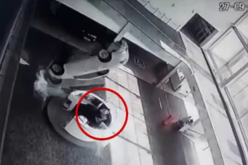 இரண்டாவது மாடியிலிருந்து 2 பெண்கள் மீது தலைகீழாக விழுந்த கார்! பதறவைக்கும் சிசிடிவி வீடியோ காட்சி