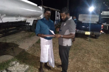 யாழில் ஐஸ் தொழிற்சாலைக்கு நீர் எடுப்பதற்கு மக்கள் எதிர்ப்பு(Photos)