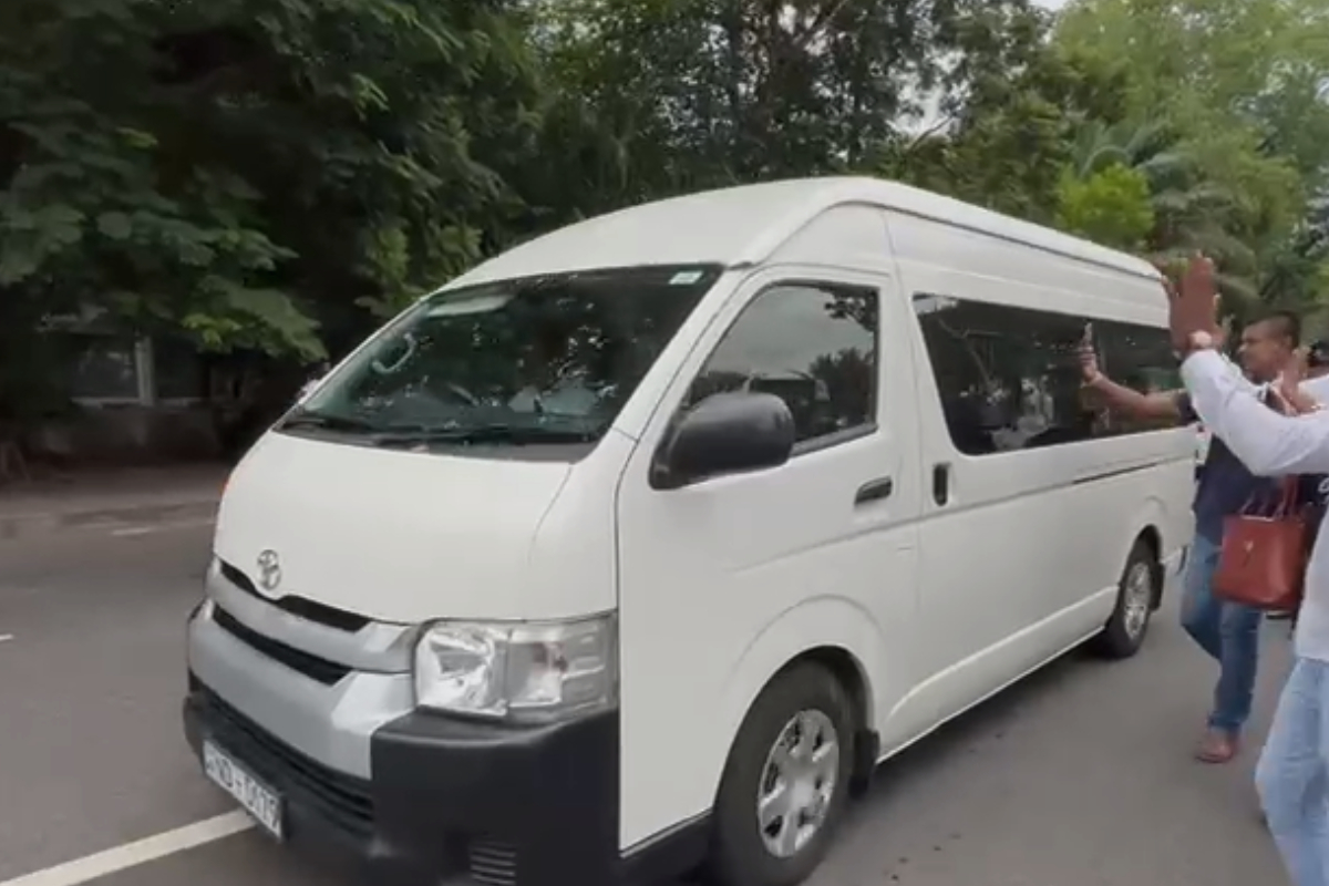கைவிலங்குடன் சிறைச்சாலைக்கு அழைத்துச் செல்லப்பட்ட நாமல்! 14 நாட்கள் விளக்கமறியல் | Namal Rajapaksa Arrested