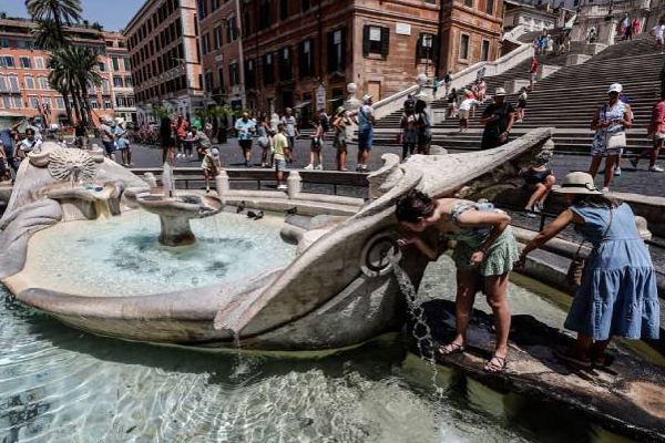 இத்தாலியில் சுற்றுலா பயணிகளுக்கு ஏற்பட்டுள்ள அவல நிலை! | Tourists Suffering From Lack Of Water In Italy