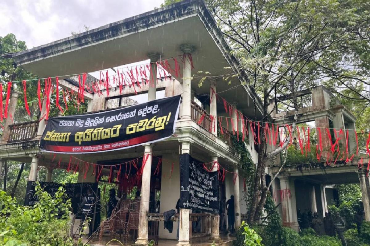 அரசுக்கு சொந்தமான வீட்டை கைப்பற்றிய மாணவர்கள்: வேடிக்கை பார்க்கும் பொலிஸாருக்கு எதிரான கேள்வி | Students Occupy Government Owned House