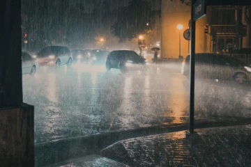 கனமழை வெள்ளத்தில் அடித்து செல்லப்படும் வாகனங்கள்