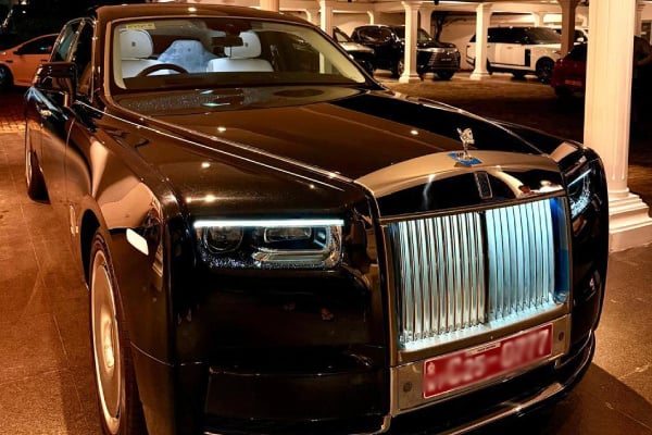 உலகின் மிகவும் பிரபலமான கார் இலங்கையில்! மைத்திரி குடும்பத்தில் அதியுயர் கார் | Dudly Sirisenas Brand New Car Details