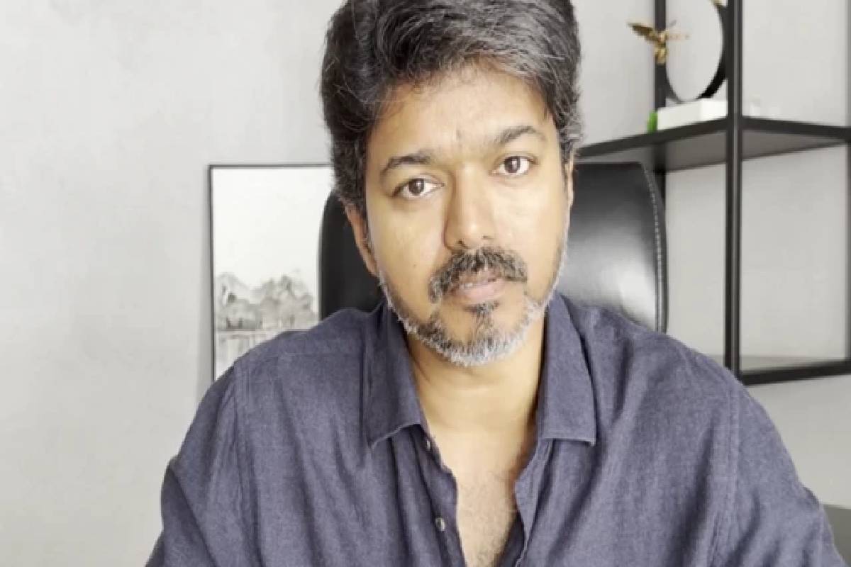 மதிய உணவை கையில் எடுத்து வந்த விஜய் - குவியும் பாராட்டுக்கள் | Vijay Brings Lunch In His Hand Heaps Of Praise மதிய உணவை கையில் எடுத்து வந்த விஜய் - குவியும் பாராட்டுக்கள் | Vijay Brings Lunch In His Hand Heaps Of Praise