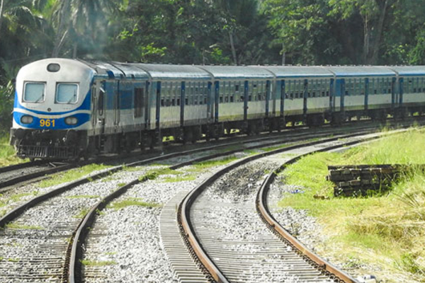 யாழில் யுவதிக்கு நேர்ந்த பெரும் துயரம் ; ஓடும் ரயிலில் ஏற முற்பட்டதால் நேர்ந்த விபரீதம் | Young Woman Suffers Tragic In Jaffna
