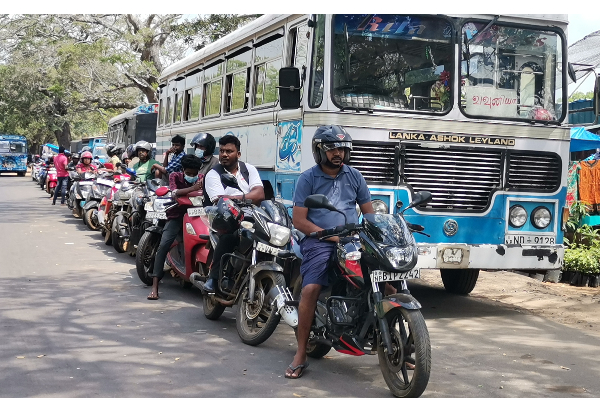 வவுனியாவில் எரிபொருளை பெற்றுக்கொள்ள நீண்ட வாகன வரிசை (Photos) | Long Queue To Get Fuel In Vavuniya