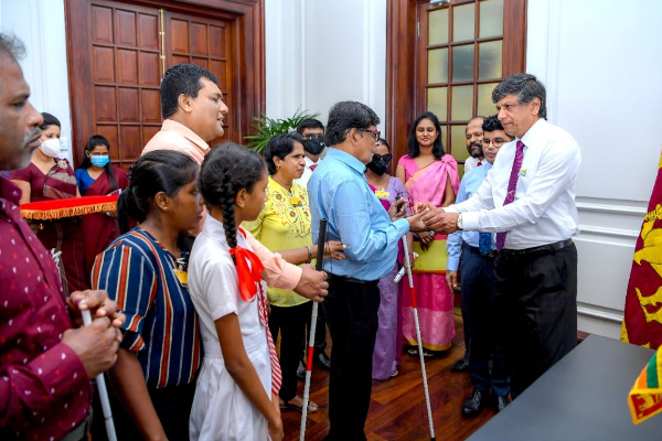 பார்வையற்றோர் பிரச்சினைகளைத் தீர்க்க ஜனாதிபதி அலுவலகம் முழுமையான ஆதரவை வழங்கும்: ஜனாதிபதி செயலாளர் | Office President Support Presidential Secretary