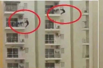 12வது மாடியில் தொங்கிக்கொண்டு நபர் செய்த காரியம்! பதைபதைக்க வைக்கும் காணொளி